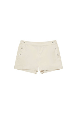 Beżowe krótkie szorty z ozdobnymi guzikami Moodo