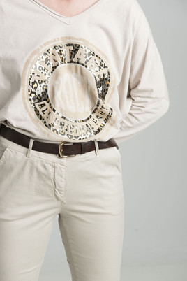 Beżowe spodnie boyfriendy z paskiem