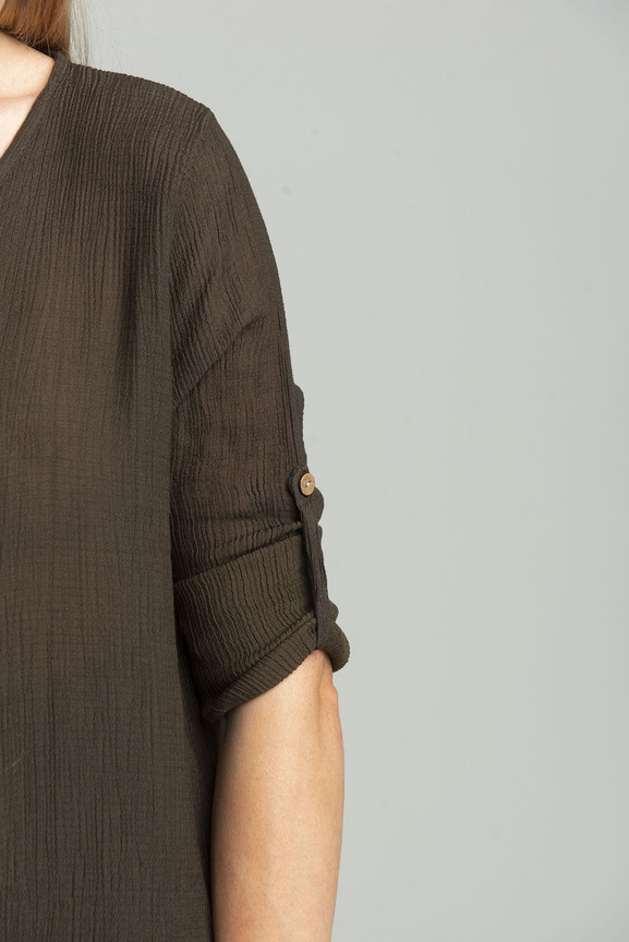 Brązowa prążkowana koszula z dekoltem V