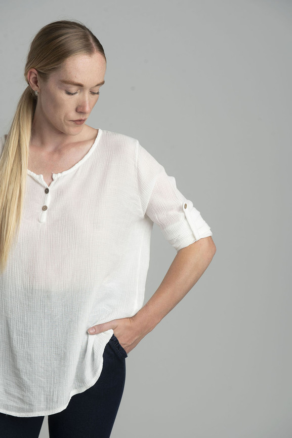 Biała prążkowana koszula z dekoltem V