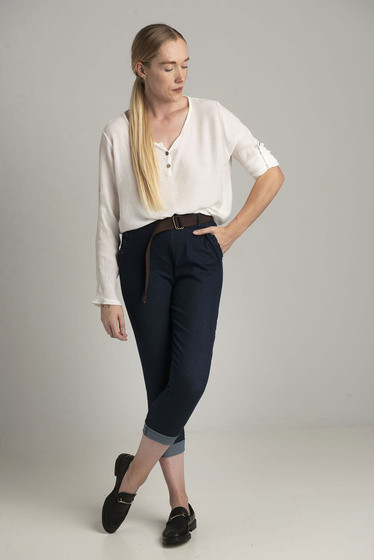 Granatowe spodnie boyfriend z falbanką