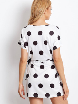 Sukienka w grochy wiązana po bokach biała