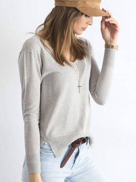 Jasnoszary sweter z dekoltem w serek 