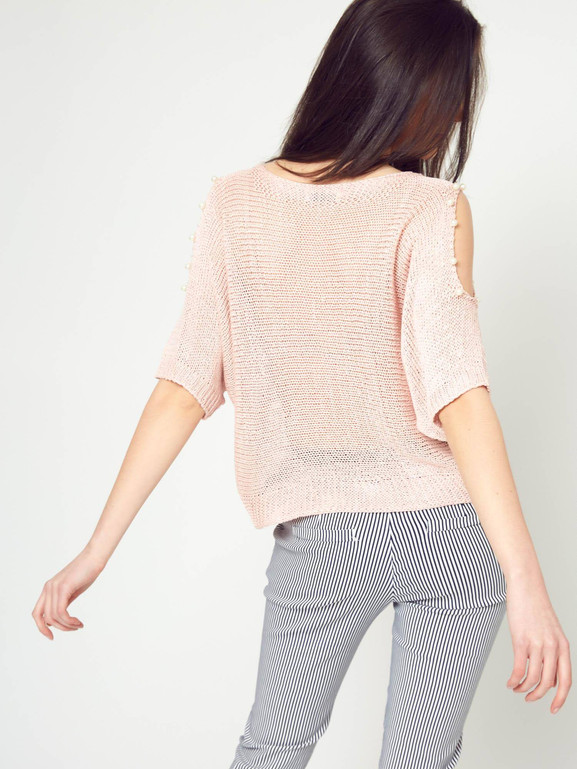 Sweter cold shoulders z perełkami różowy
