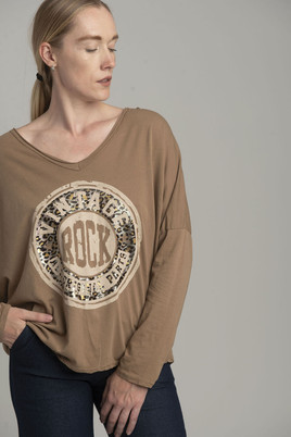 Camelowa bluzka oversize z błyszczącym nadrukiem