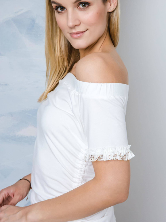 Sukienka Lemonada zdobiona dekoltem carmen i koronkowymi falbankami ecru