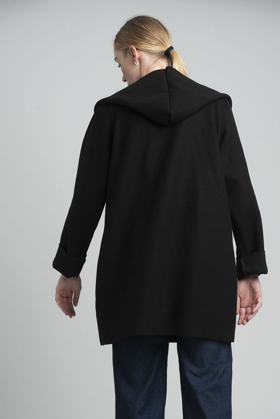 Czarny dwurzędowy płaszcz z kapturem