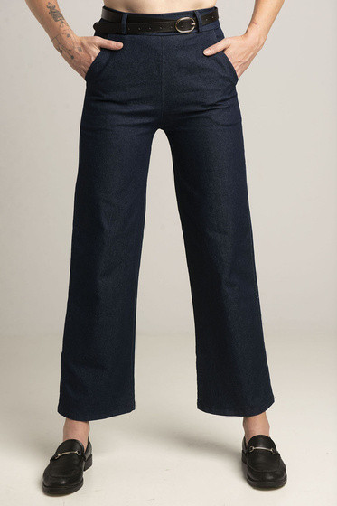 Granatowe jeansy z szerokimi nogawkami