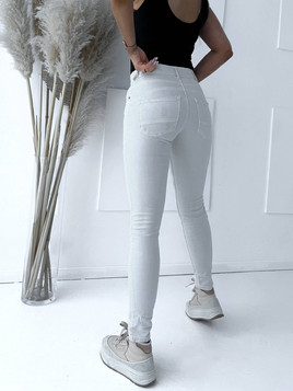 Jasnobeżowe jeansy z podszytymi przetarciami By o la la