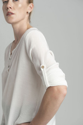 Biała prążkowana koszula z dekoltem V