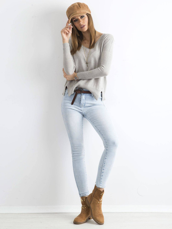 Jasnoszary sweter z dekoltem w serek