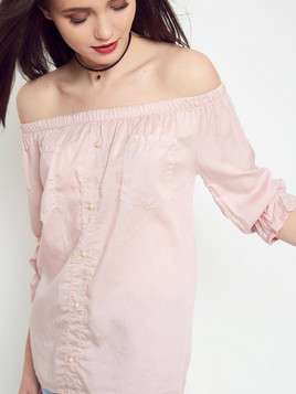Bluzka z perełkami odsłaniająca ramiona jasno różowa