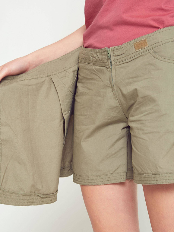 Szorty z zakładką khaki