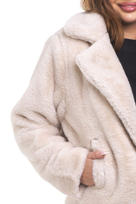 Jasnobeżowe futerko z wiskozy zapinane na guziki 