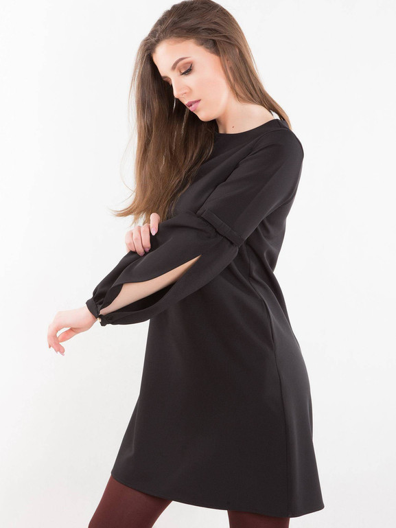 Sukienka zdobiona rozcięciami na rękawach czarna