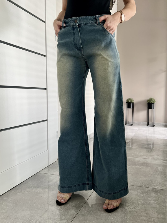 Niebieskie jeansy z szerokimi nogawkami By o la la