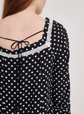 Czarna sukienka w groszki z dekoltem caro Blue Shadow