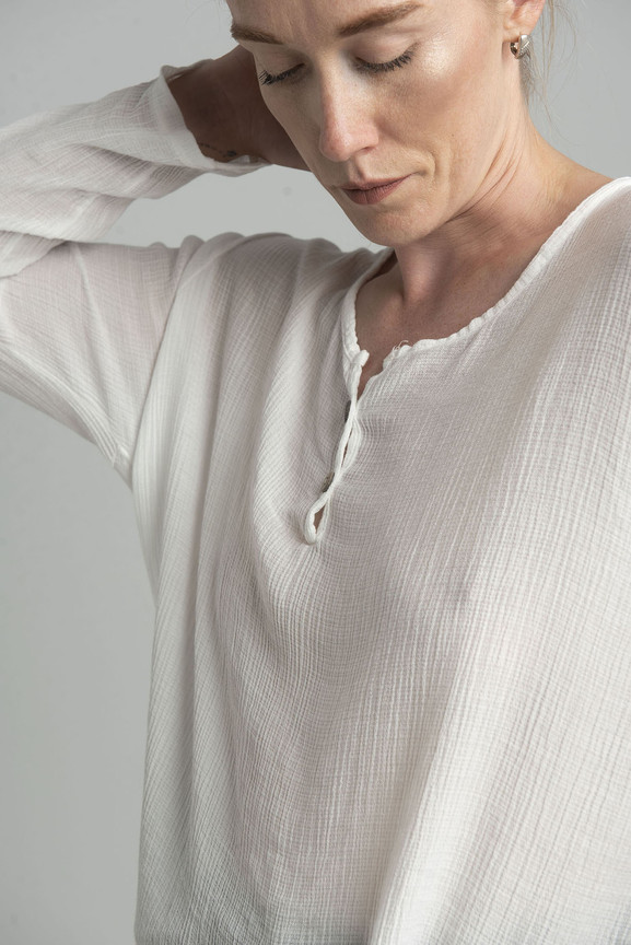 Biała prążkowana koszula z dekoltem V