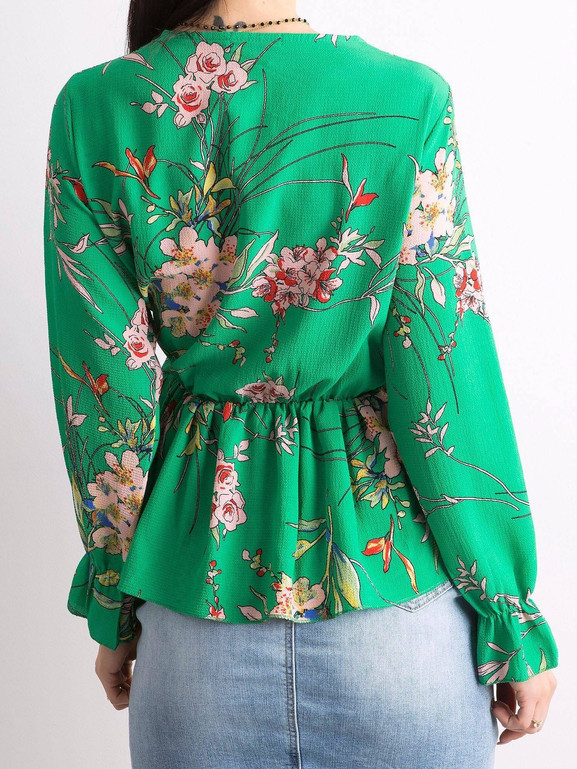 Zielona bluzka z kwiatowej krepy wiązana z przodu