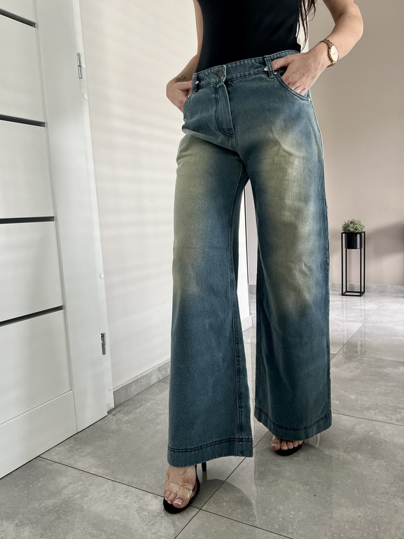 Niebieskie jeansy z szerokimi nogawkami By o la la