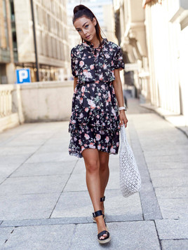 Czarna sukienka w kwiaty falbany 