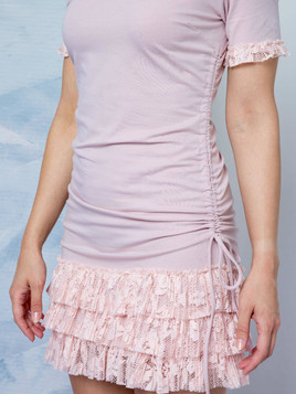 Sukienka Lemonada zdobiona dekoltem carmen i koronkowymi falbankami różowa