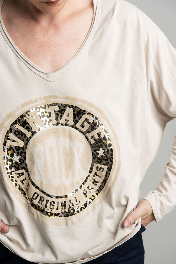 Beżowa bluzka oversize z błyszczącym nadrukiem