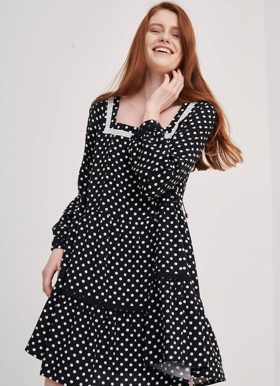 Czarna sukienka w groszki z dekoltem caro Blue Shadow