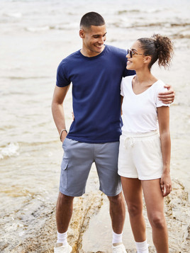 Granatowa koszulka męska z czesanej bawełny Iconic rękawem Fruit of the Loom