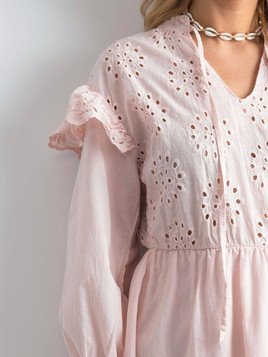 Sukienka z haftem richelieu odcinana w pasie różowa