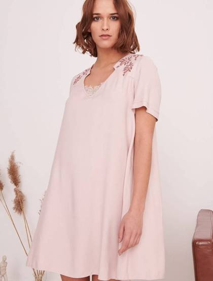 Różowa sukienka z haftem Blue Shadow