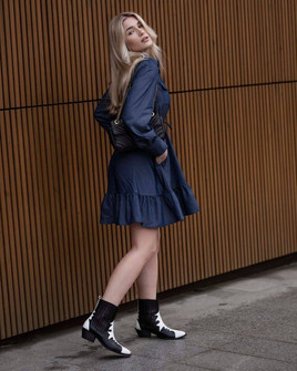 Granatowa sukienka koszulowa z falbaną LeMonada