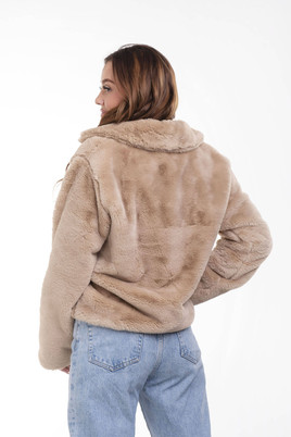 Beżowe krótkie futerko z wiskozy