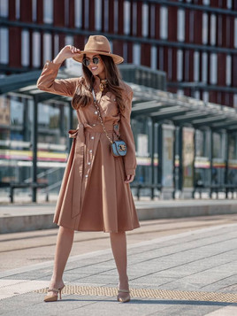 Karmelowa sukienka koszulowa z paskiem Cocomore