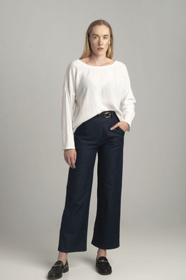 Granatowe jeansy z szerokimi nogawkami