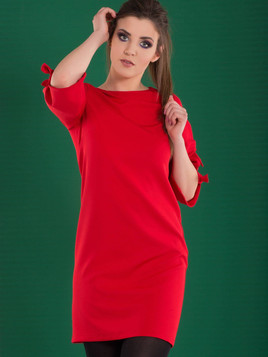 Sukienka zdobiona rozciętymi rękawami czerwona