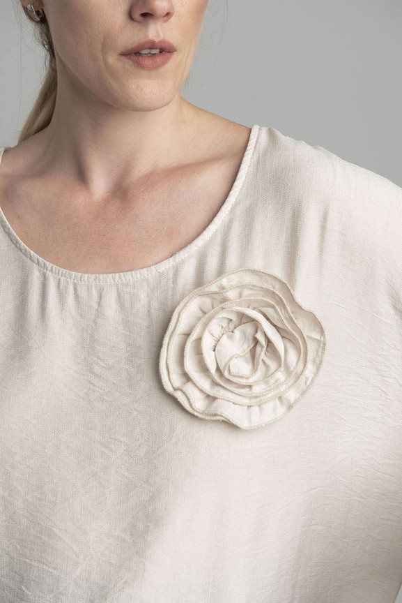 Beżowa bluzka oversize z ozdobnym kwiatem