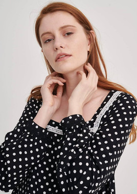 Czarna sukienka w groszki z dekoltem caro Blue Shadow