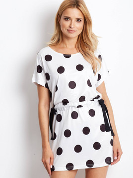 Sukienka w grochy wiązana po bokach biała