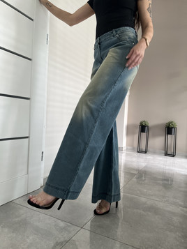 Niebieskie jeansy z szerokimi nogawkami By o la la