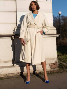 Kremowy płaszcz dwurzędowy z paskiem LeMonada