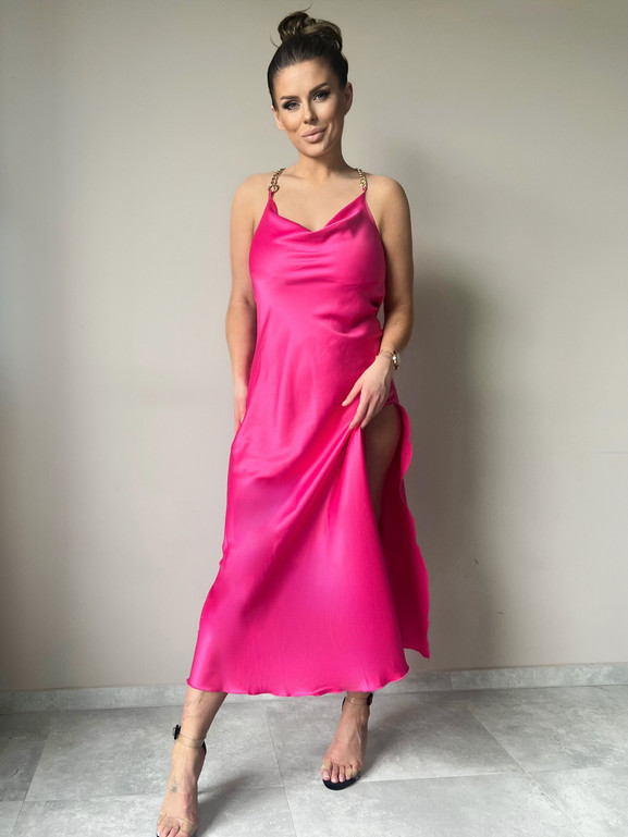 Różowa sukienka satynowa z biżuteryjnym łańcuszkiem By o la la