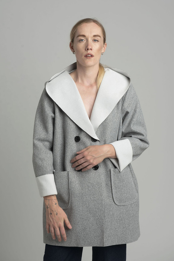 Szary dwurzędowy płaszcz z kapturem