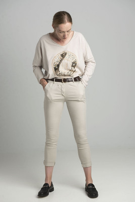 Beżowe spodnie boyfriendy z paskiem