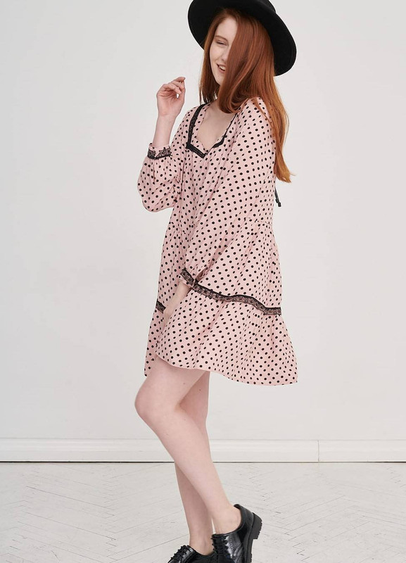 Różowa sukienka w groszki z dekoltem caro Blue Shadow