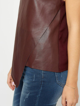 Top ze skóry ekologicznej zdobiony koronką przy dekolcie bordowy