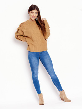 Sweter z wiązaniami na rękawach Cocomore karmelowy