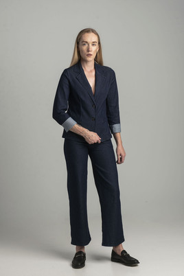 Niebieski jeansowy żakiet jednorzędowy