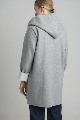 Szary dwurzędowy płaszcz z kapturem