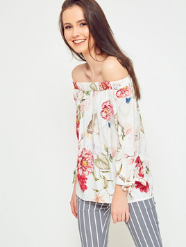 Bluzka w kwiaty z dekoltem carmen biała